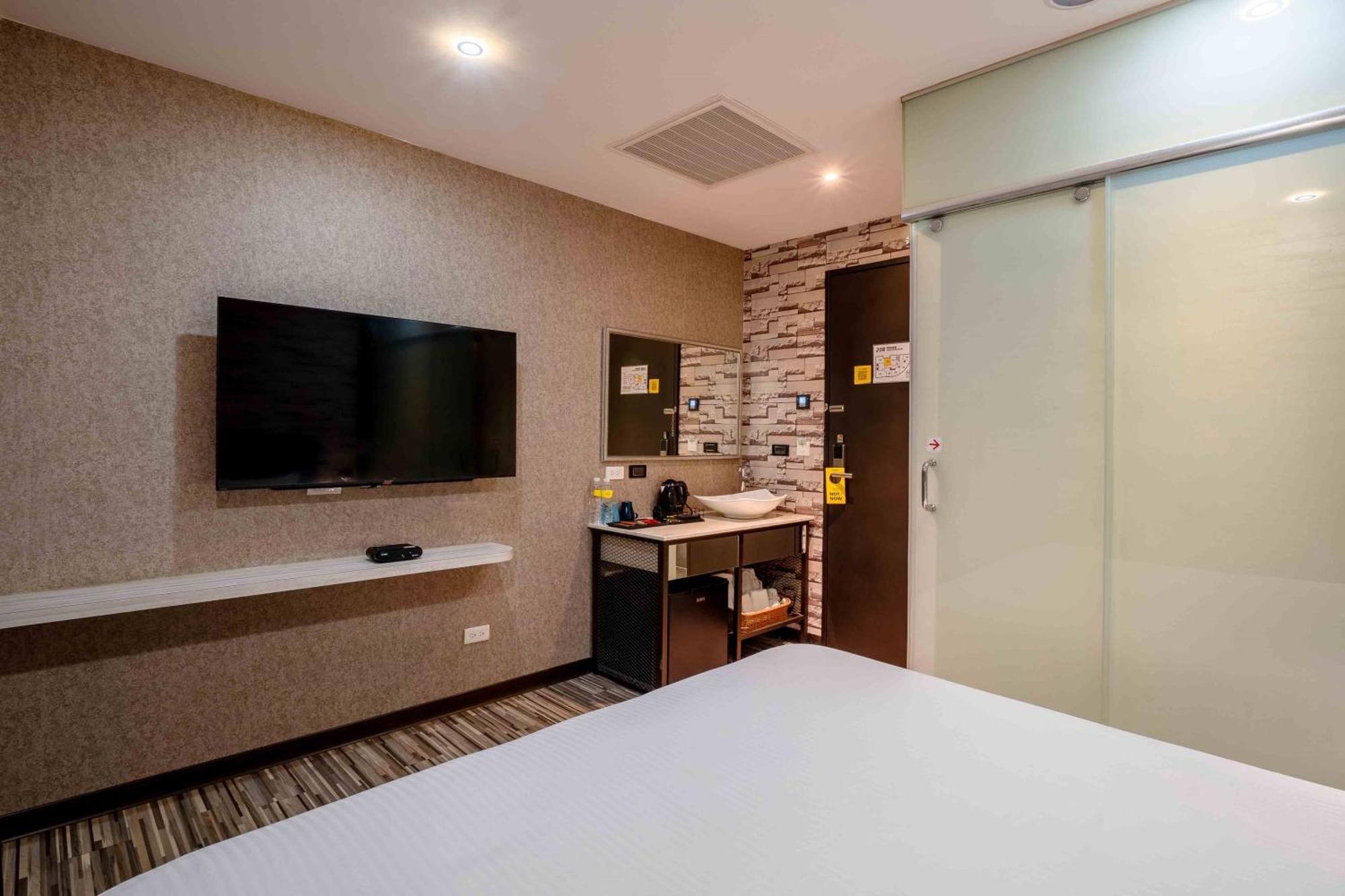 Check Inn Taichung Ziyou Экстерьер фото